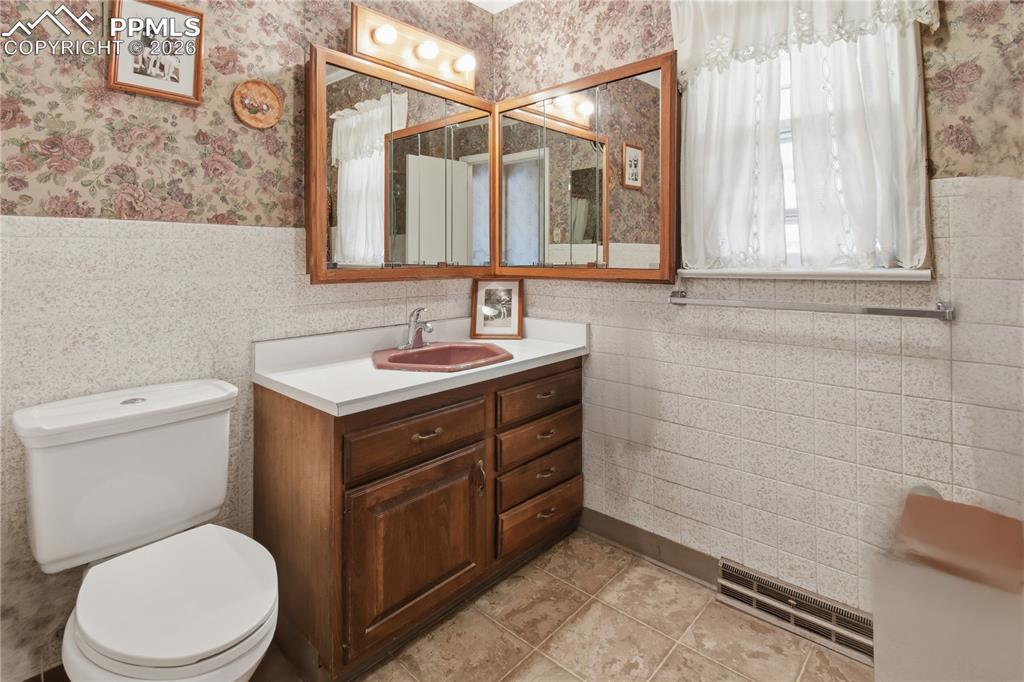 Image 15 of 47: Bathroom