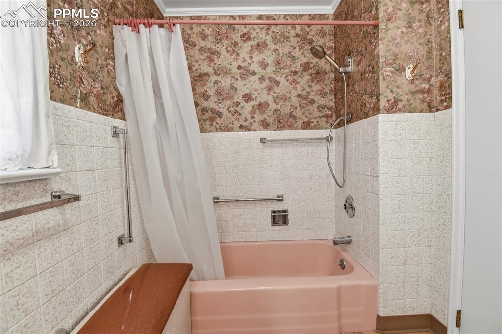 Image 16 of 47: Bathroom