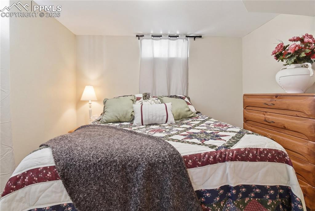 Image 22 of 47: Bedroom