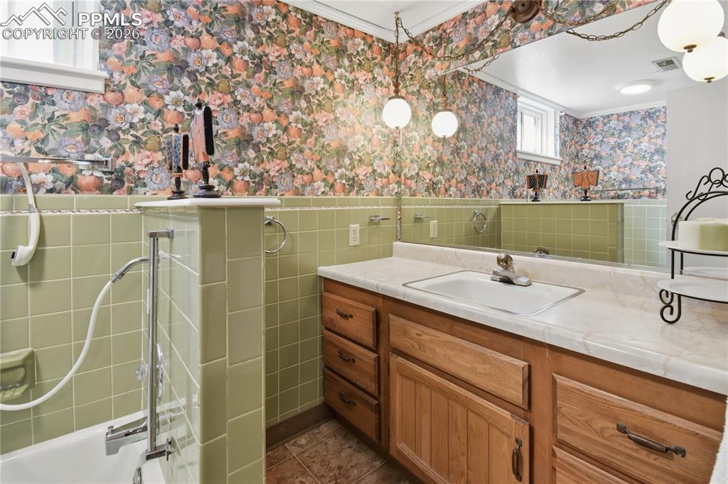 Image 24 of 47: Bathroom