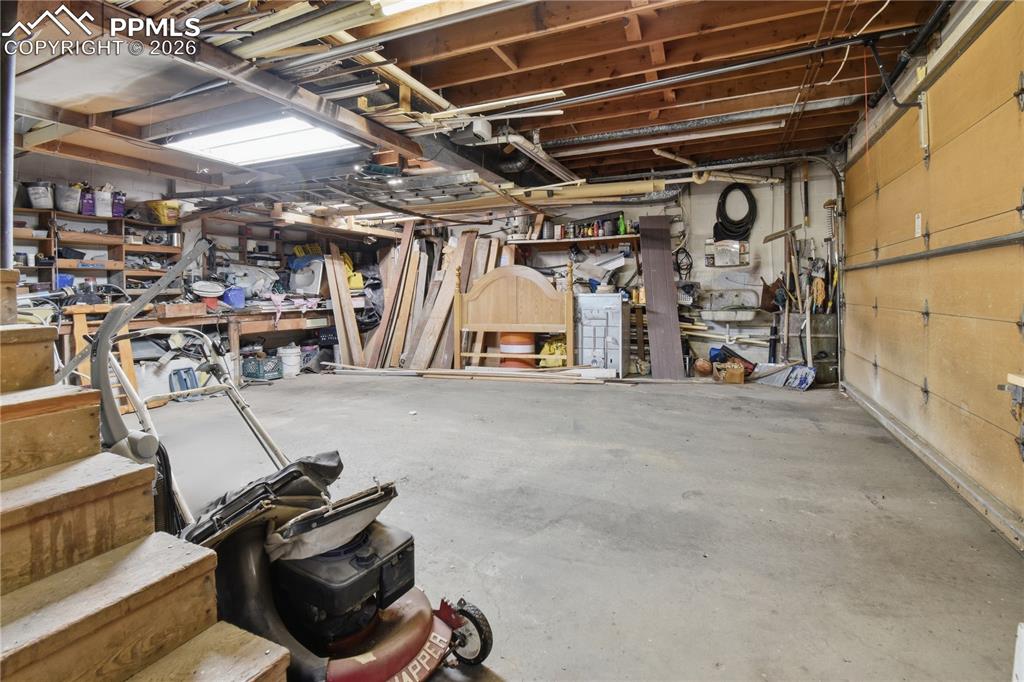 Image 29 of 47: Garage & workshop