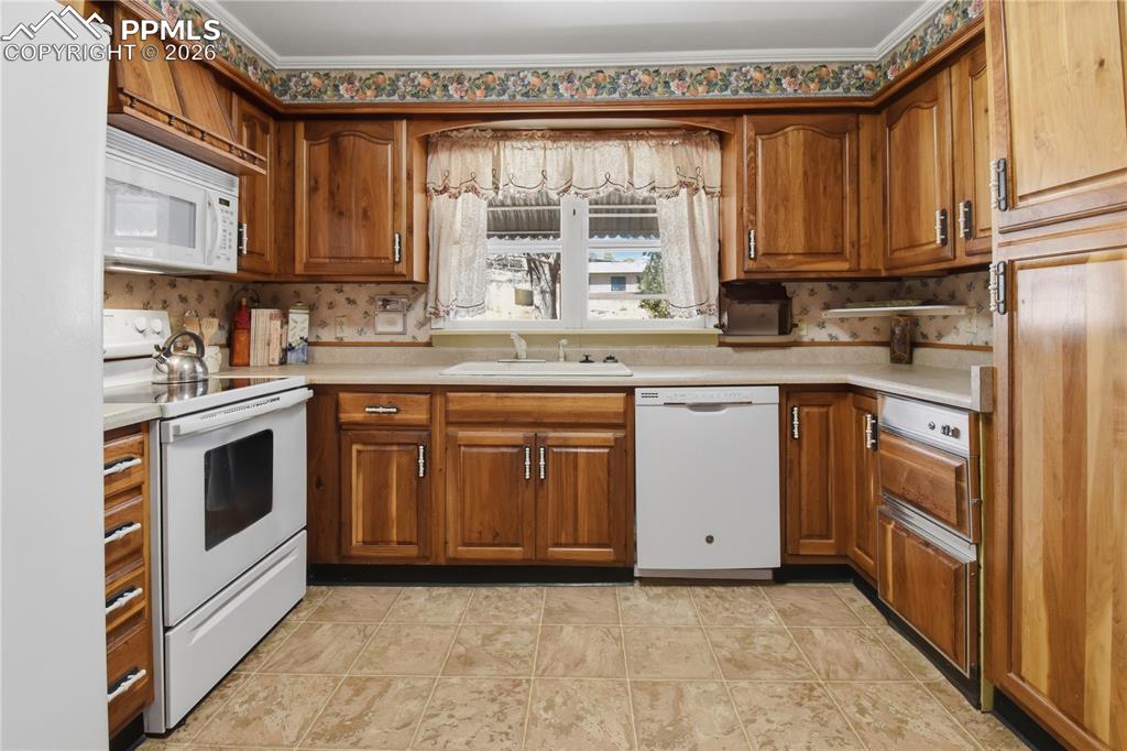 Image 3 of 47: Kitchen