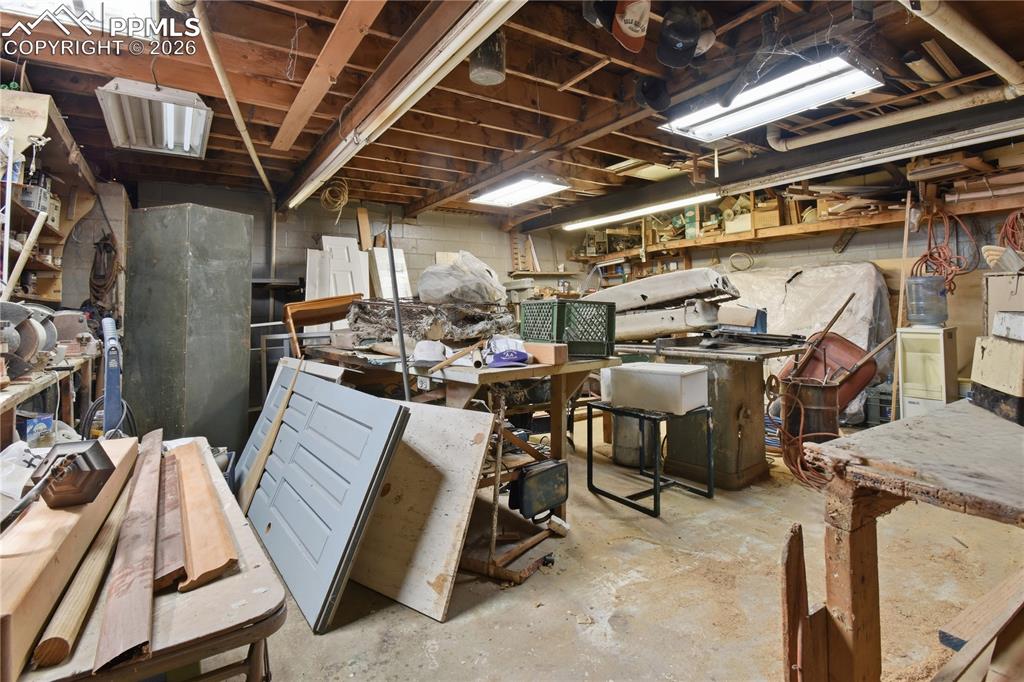 Image 30 of 47: Garage & workshop