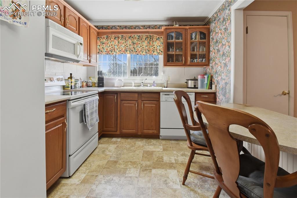 Image 33 of 47: Apartment kitchen