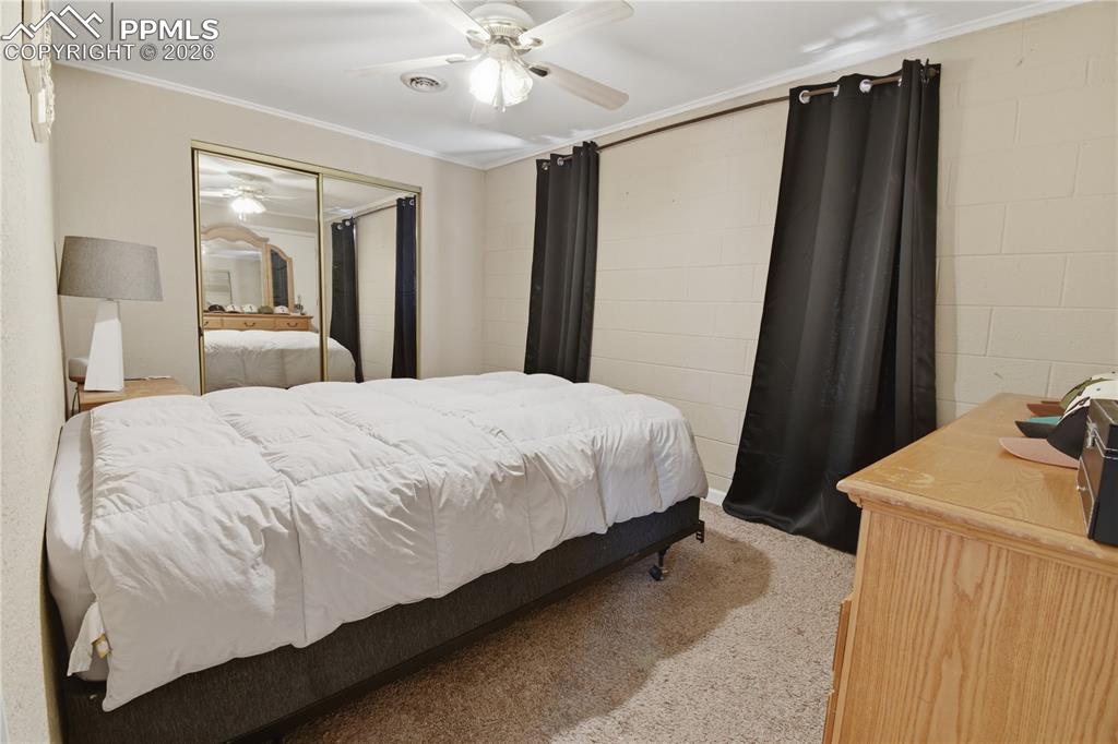 Image 34 of 47: Apartment bedroom