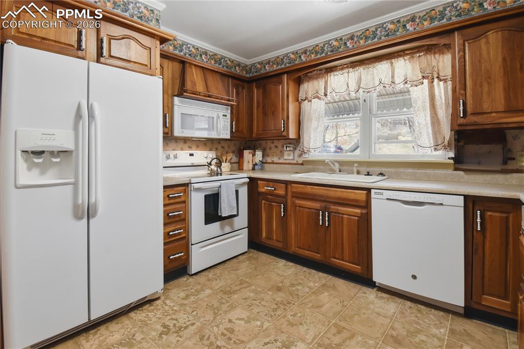 Image 4 of 47: Kitchen