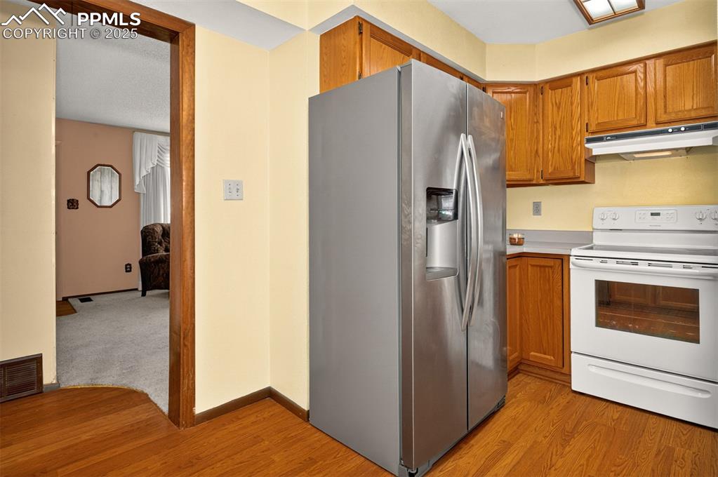 Image 11 of 36: Kitchen