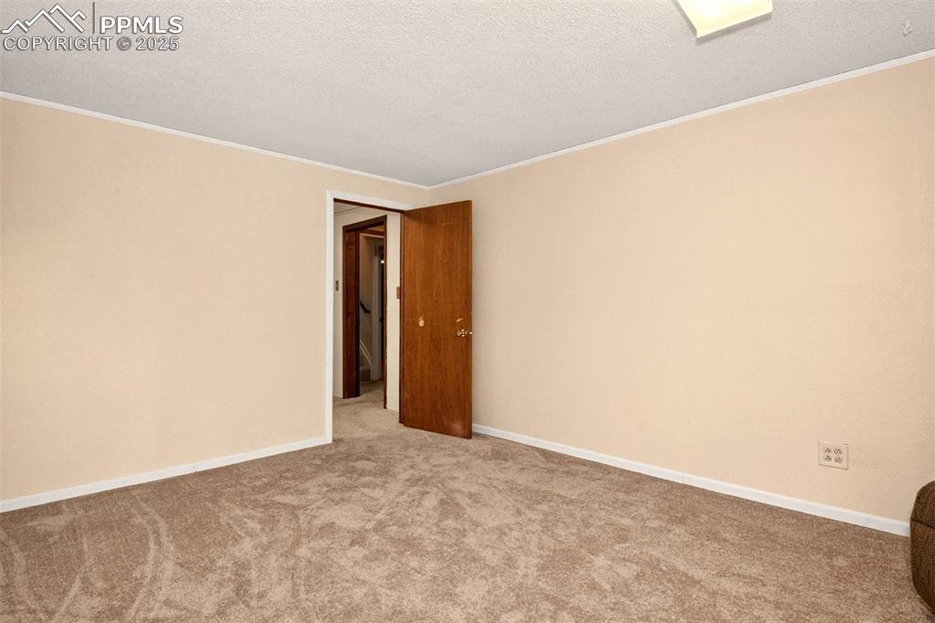 Image 21 of 36: Baseent level bedroom