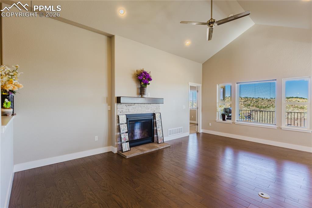 Image 11 of 50: Living Room