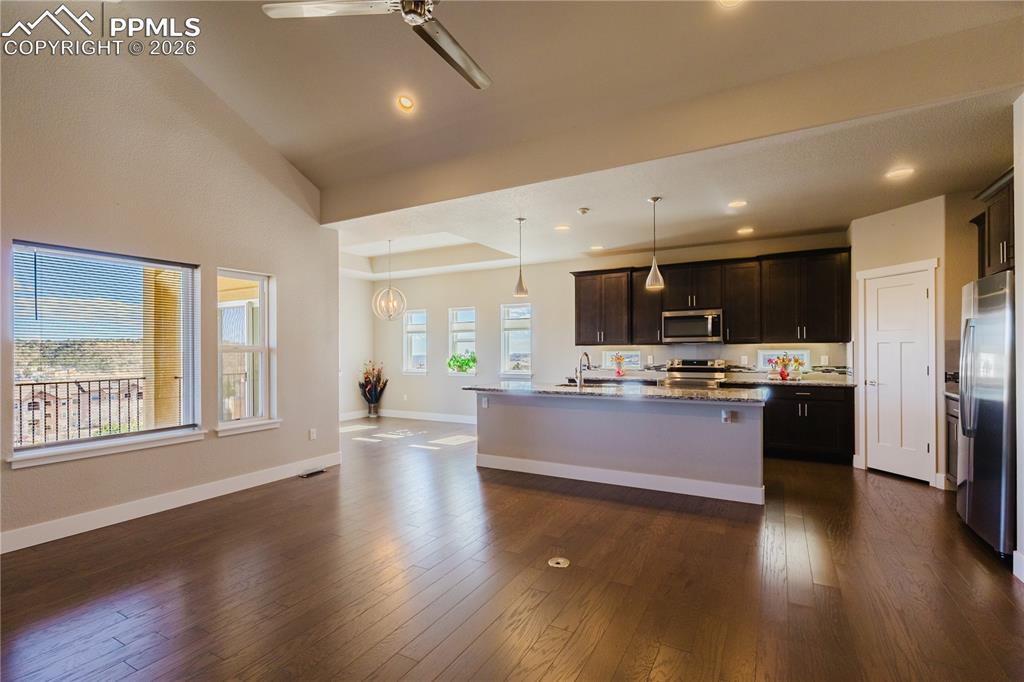 Image 4 of 50: Kitchen