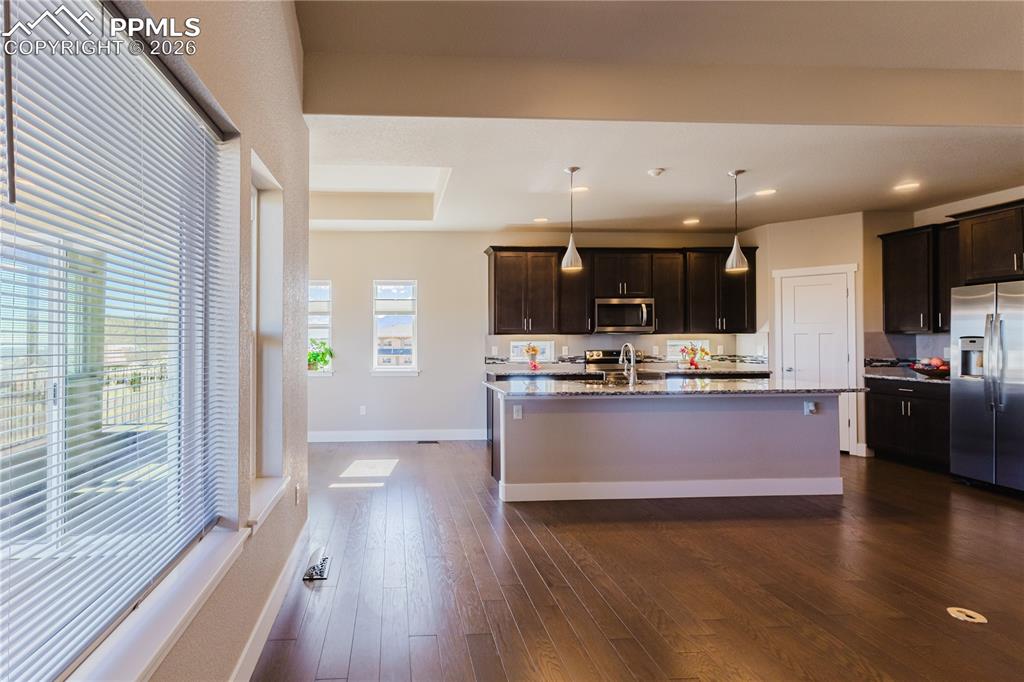 Image 5 of 50: Kitchen