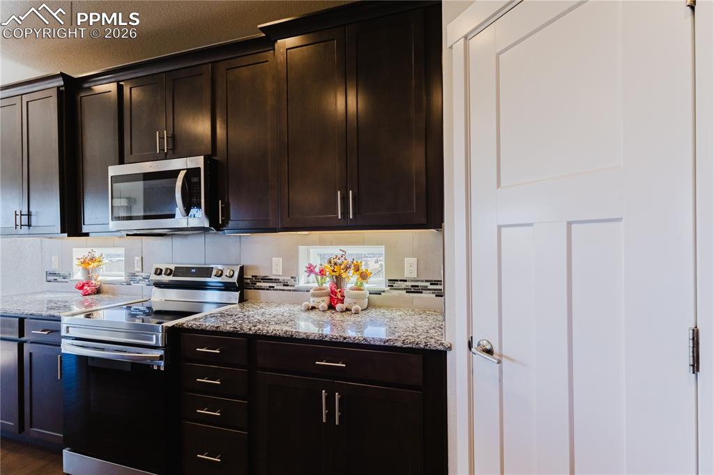 Image 7 of 50: Kitchen