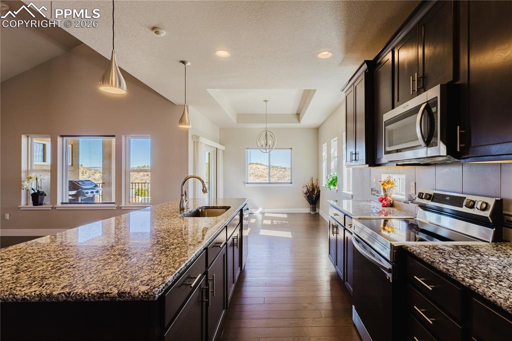 Image 8 of 50: Kitchen