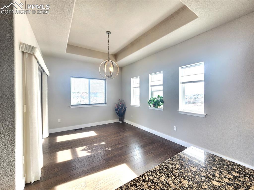 Image 9 of 50: Dining Area