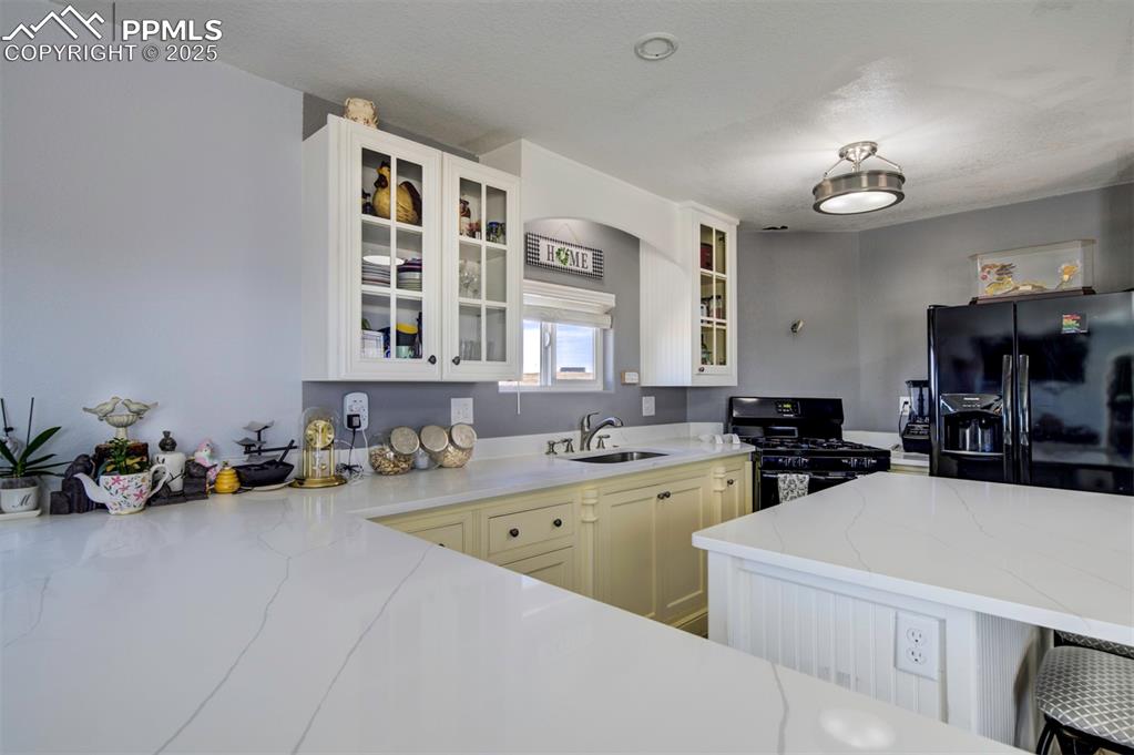 Image 13 of 47: Kitchen