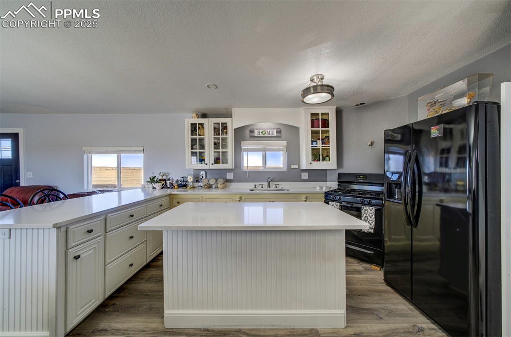 Image 17 of 47: Kitchen