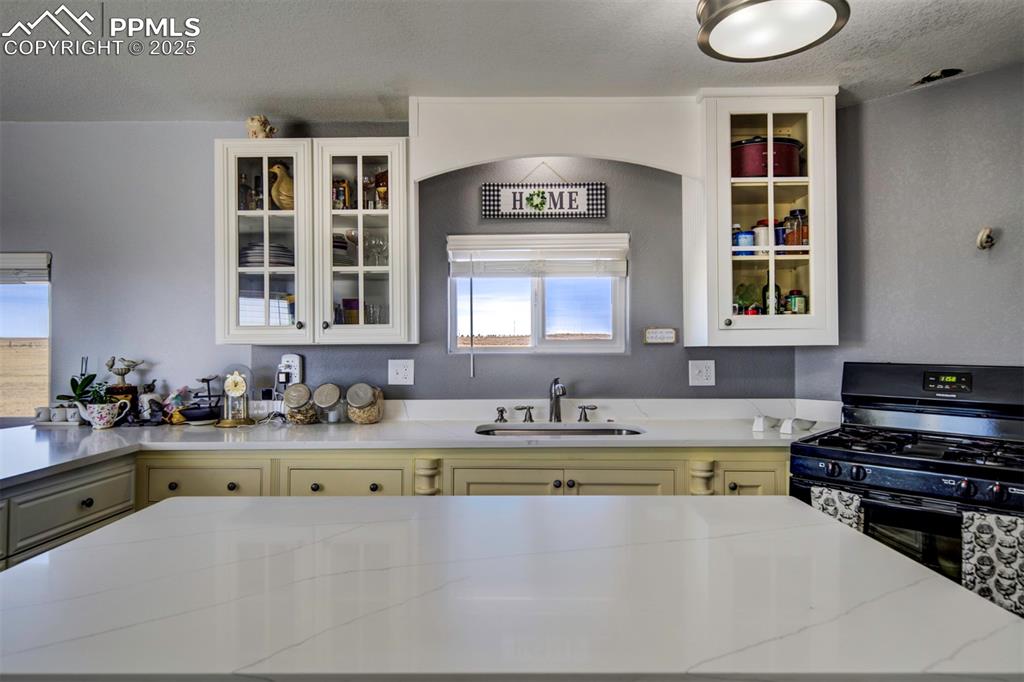 Image 18 of 47: Kitchen
