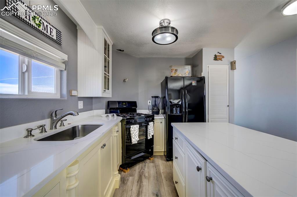 Image 19 of 50: Kitchen