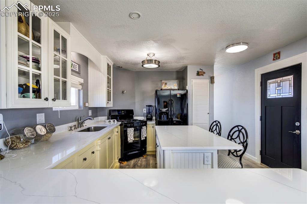 Image 21 of 50: Kitchen