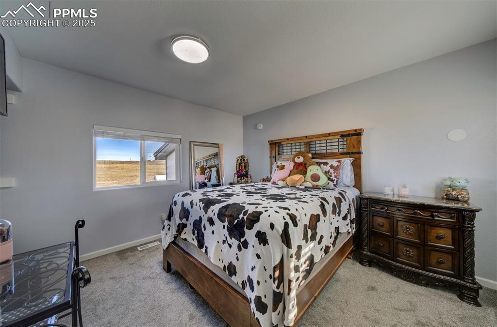 Image 25 of 50: Bedroom