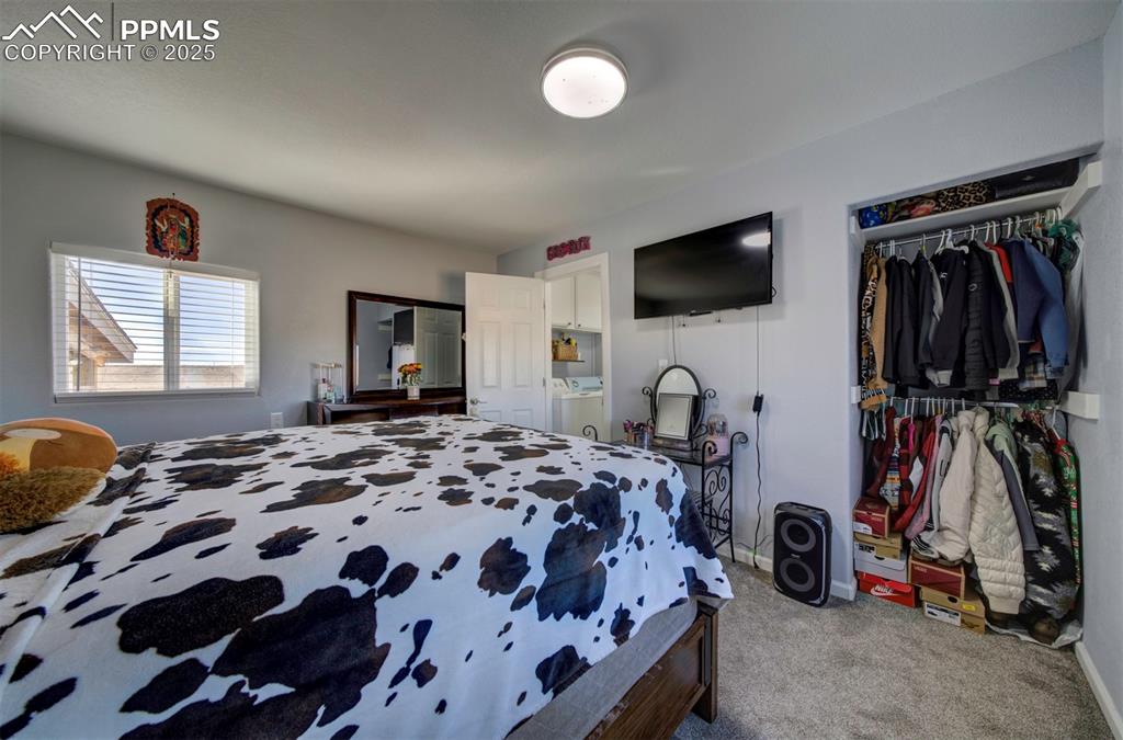 Image 27 of 50: Bedroom