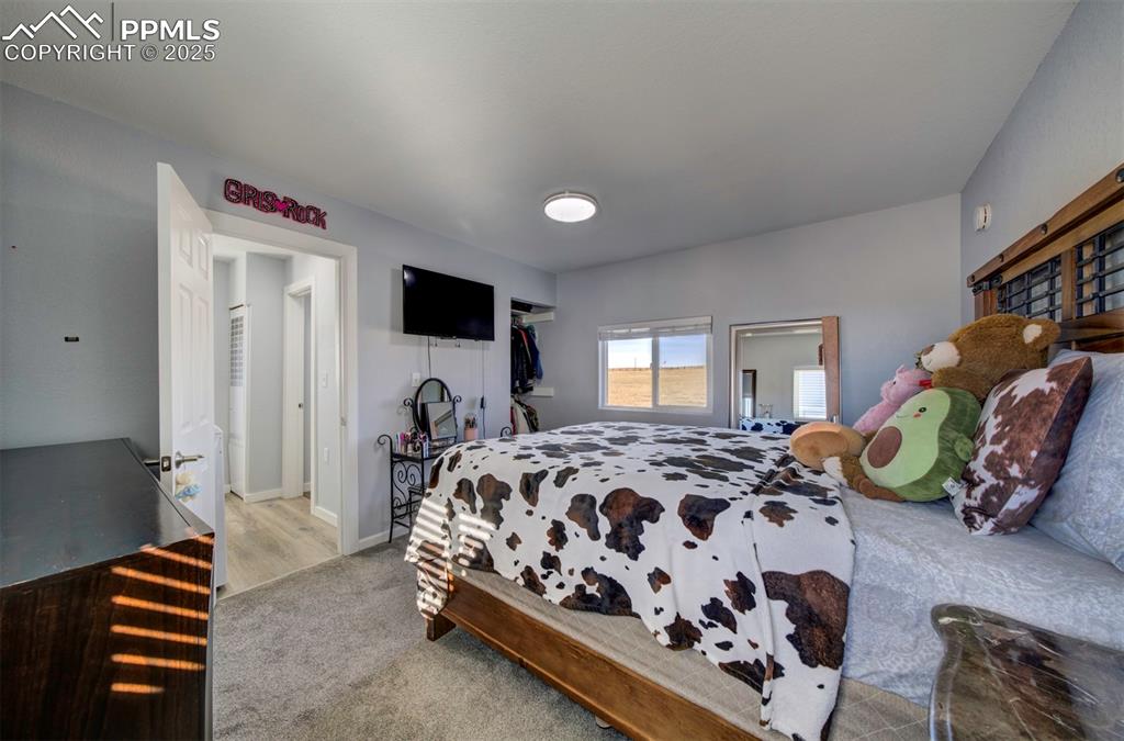 Image 28 of 50: Bedroom