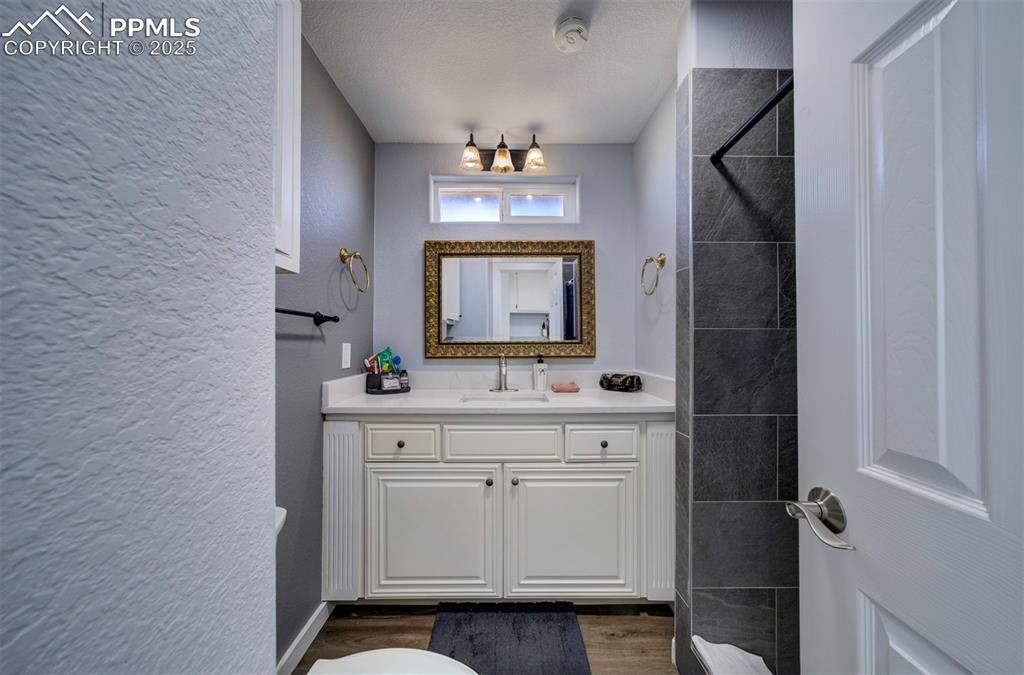 Image 30 of 50: Bathroom