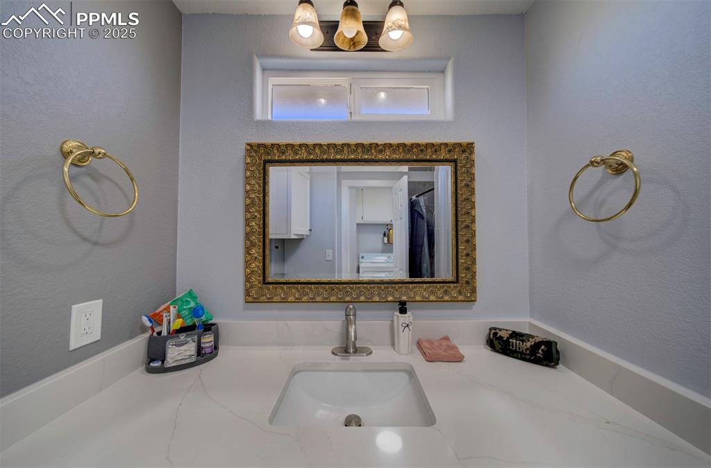 Image 31 of 50: Bathroom