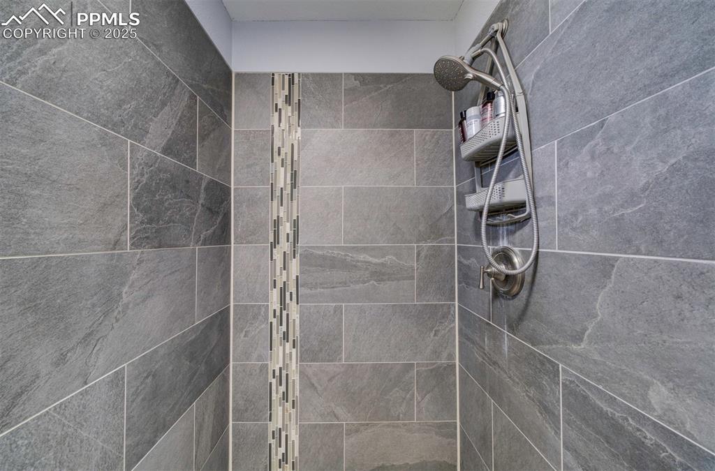 Image 32 of 50: Bathroom