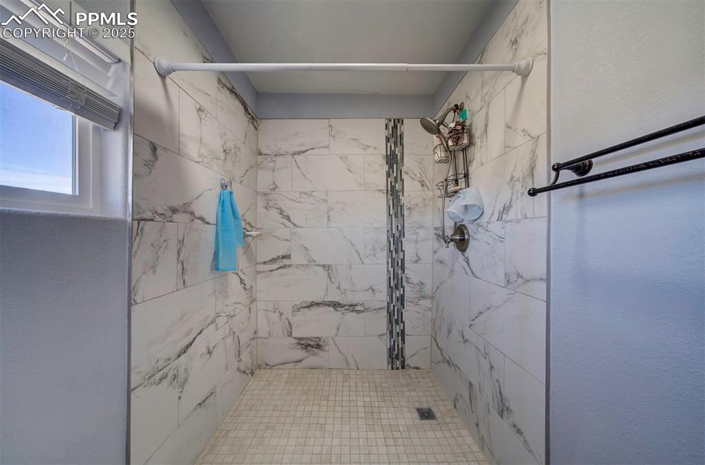Image 33 of 47: Bathroom