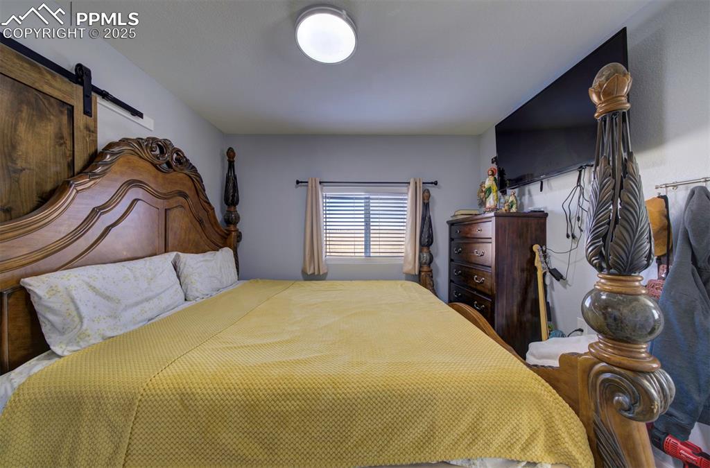 Image 34 of 50: Bedroom