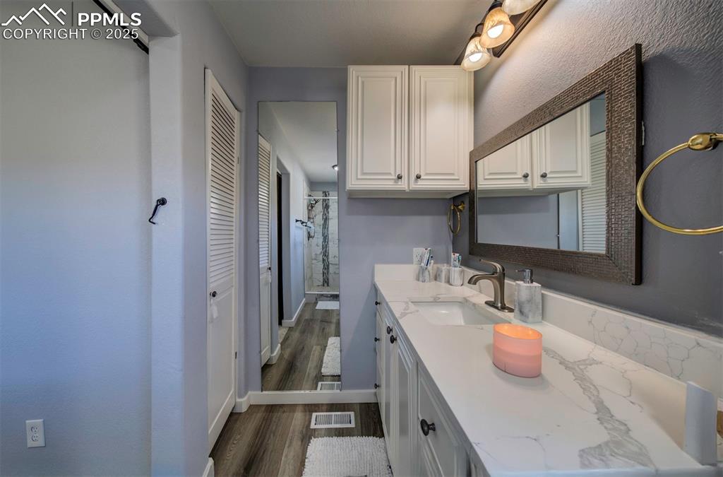 Image 37 of 50: Bathroom