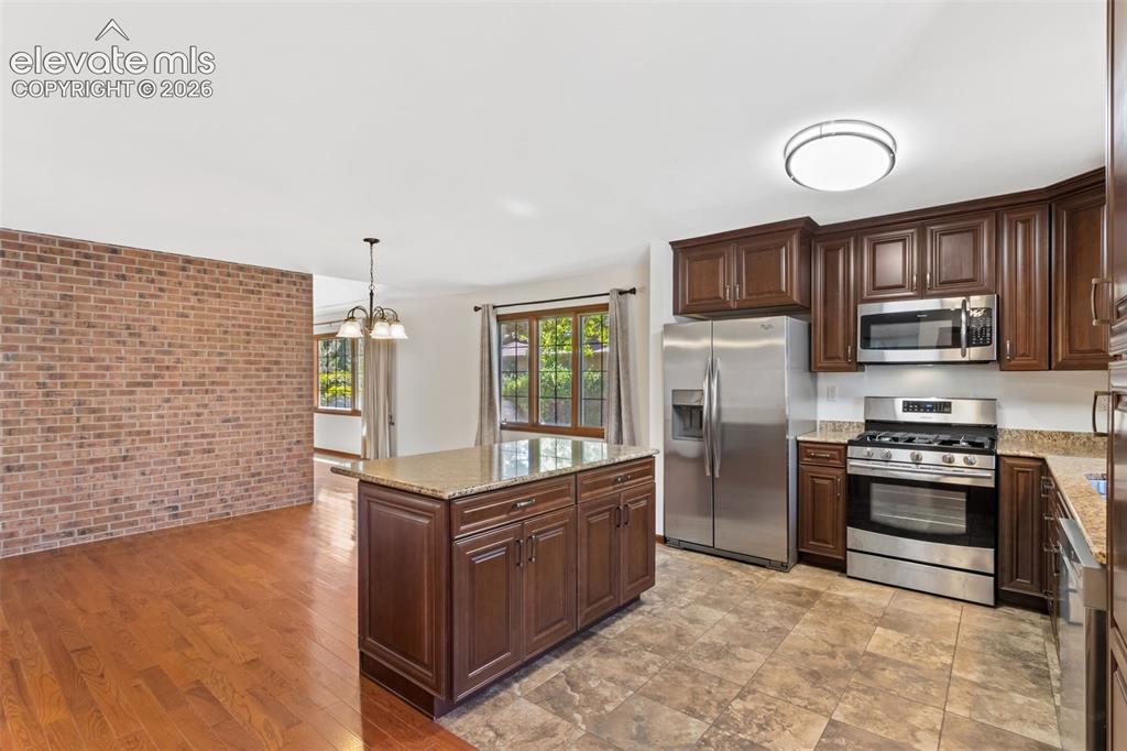 Image 8 of 50: Dining Area