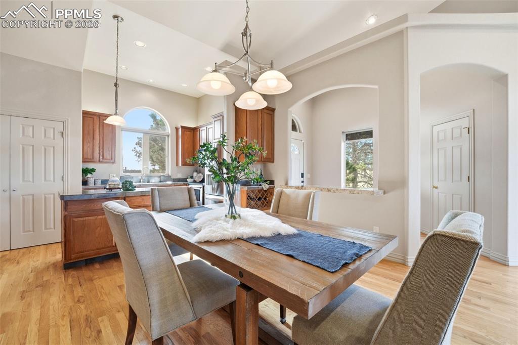 Image 10 of 50: Dining Area