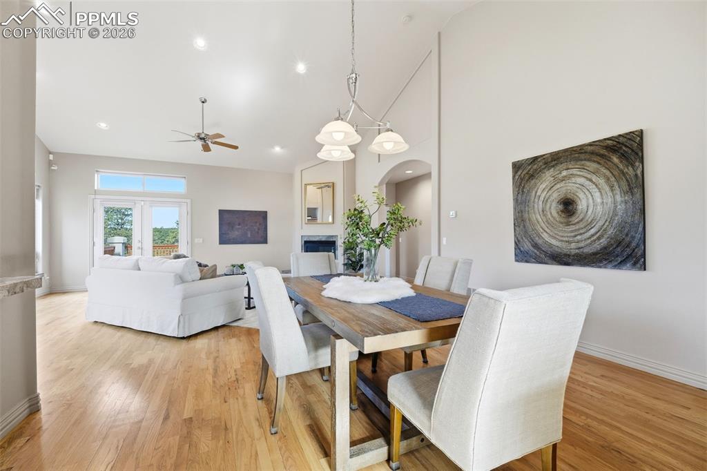 Image 11 of 50: Dining Area