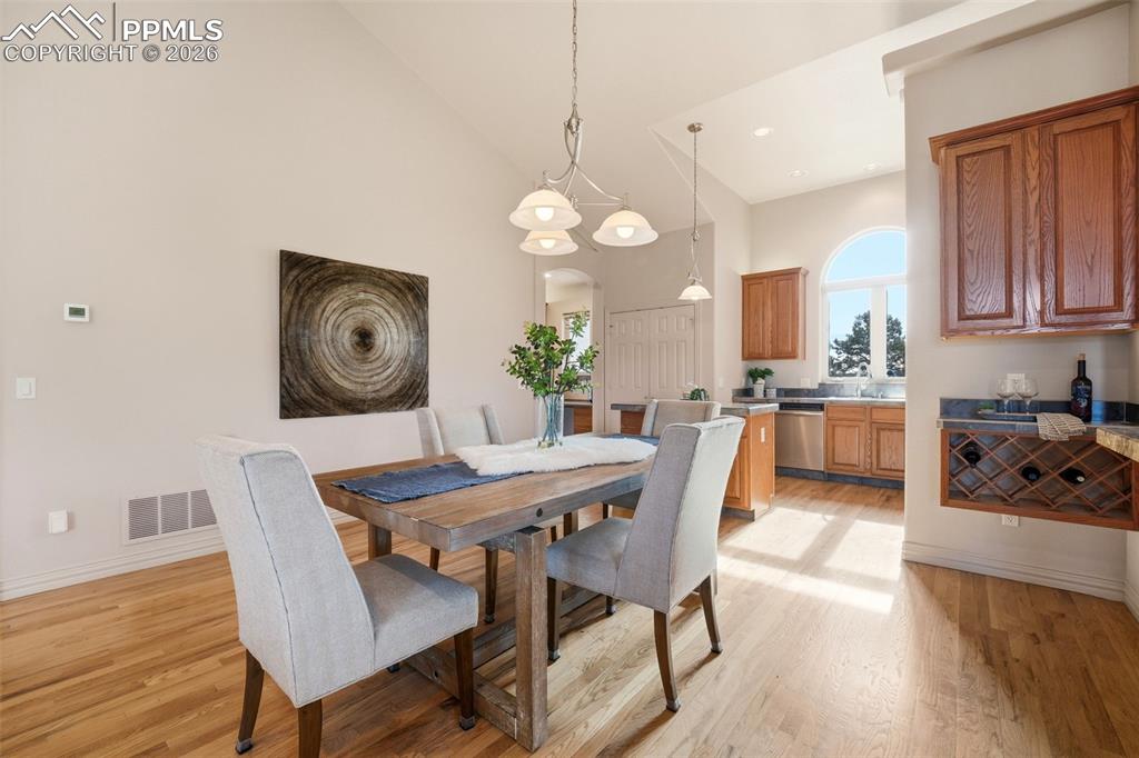 Image 12 of 50: Dining Area