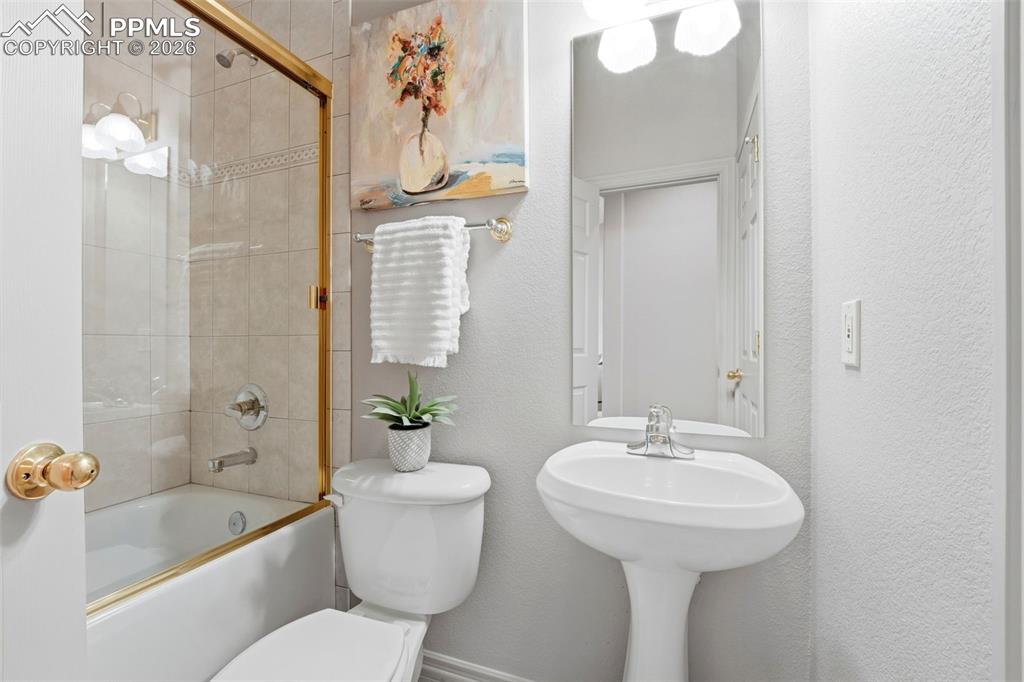 Image 21 of 50: Bathroom 2