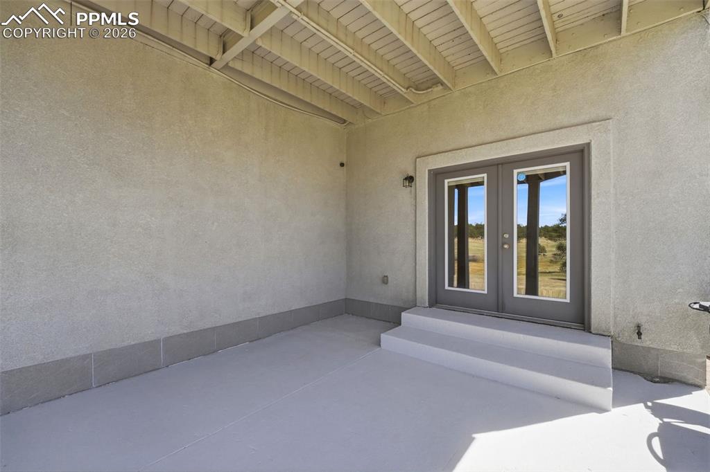 Image 32 of 50: Patio