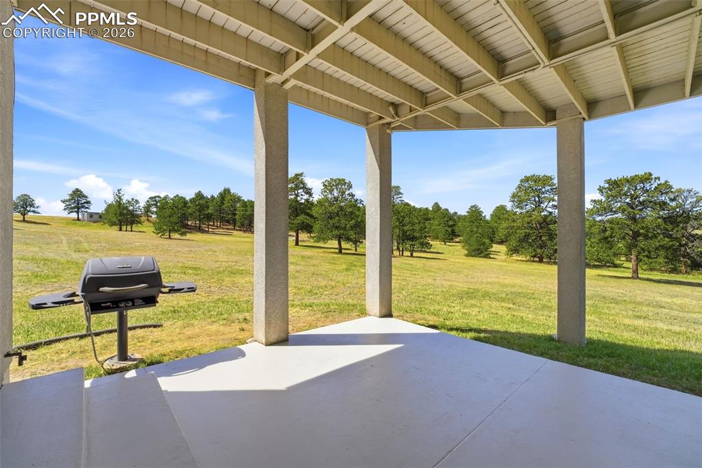 Image 33 of 50: Patio