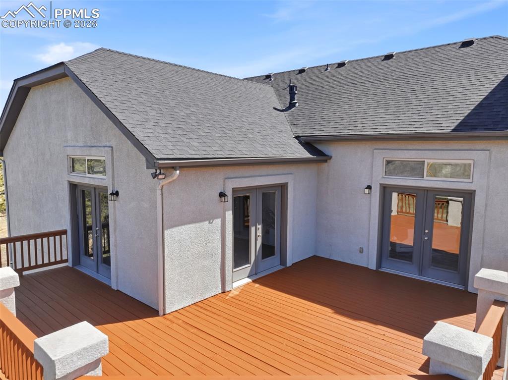 Image 35 of 50: Deck