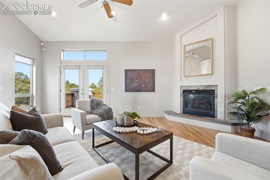 Image 5 of 50: Living Room