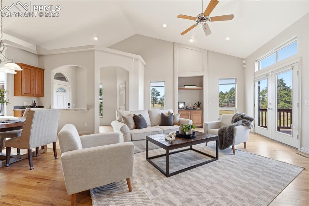 Image 7 of 50: Living Room