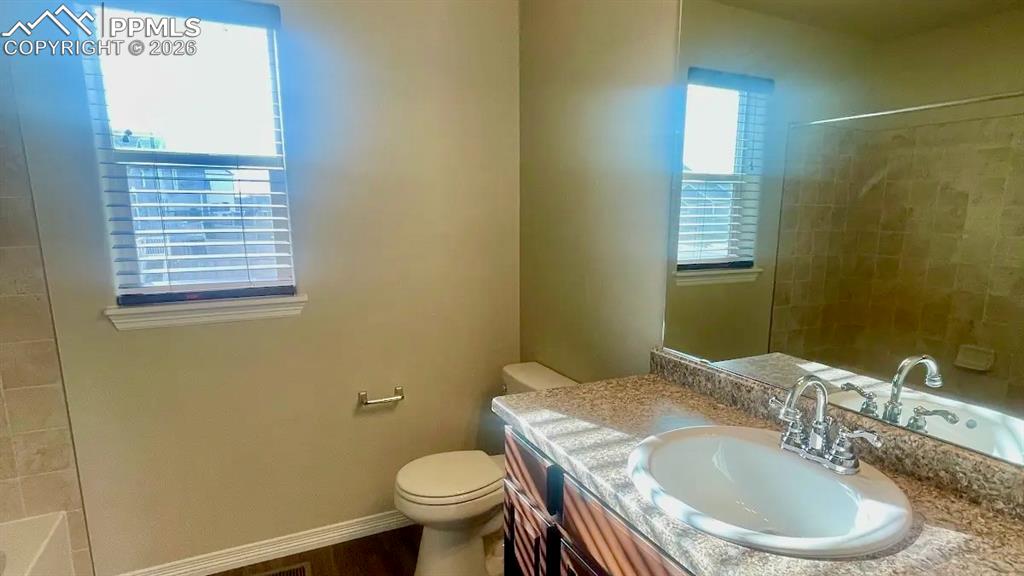Image 11 of 15: Upper-level full bathroom