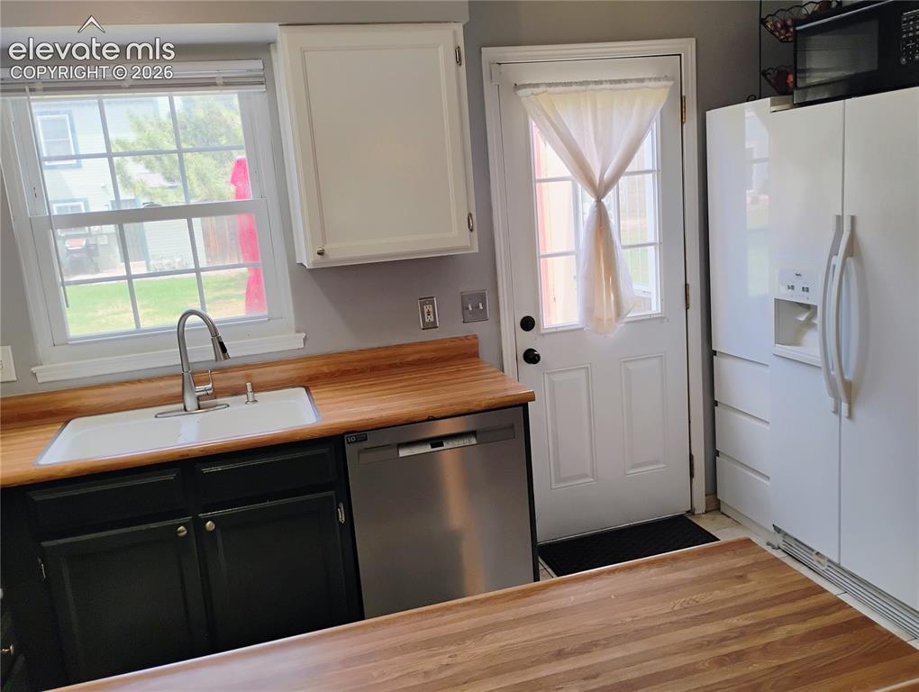 Image 4 of 21: Kitchen