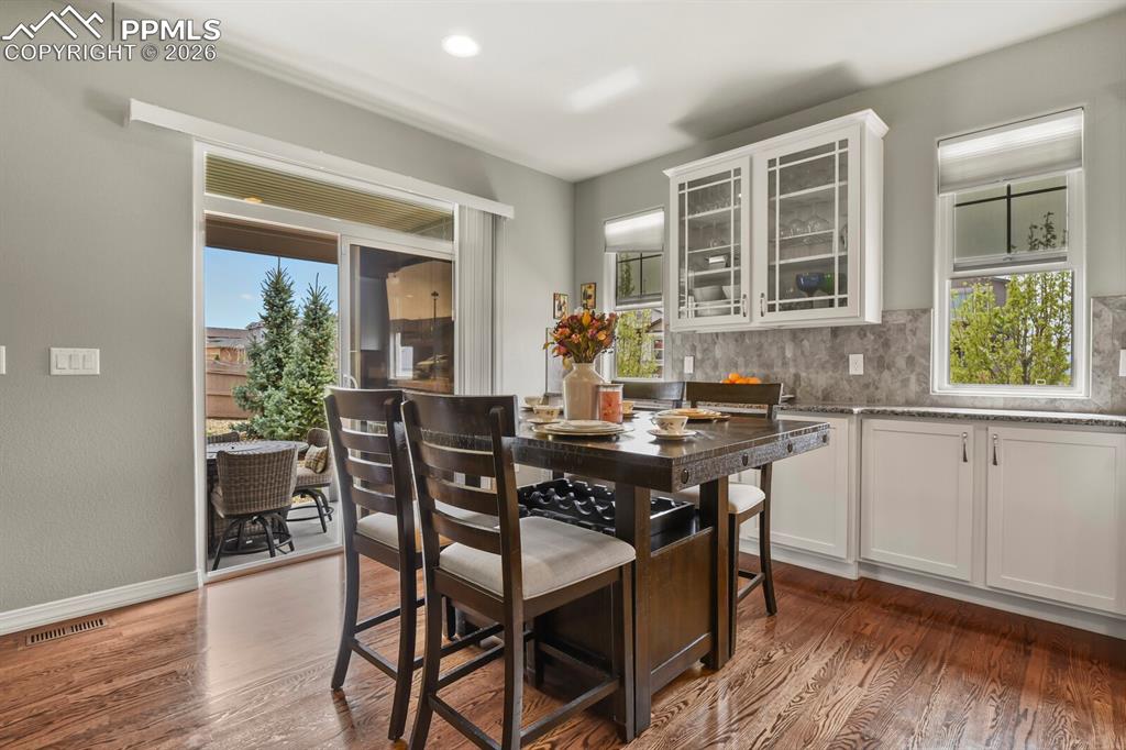 Image 14 of 47: Dining Area