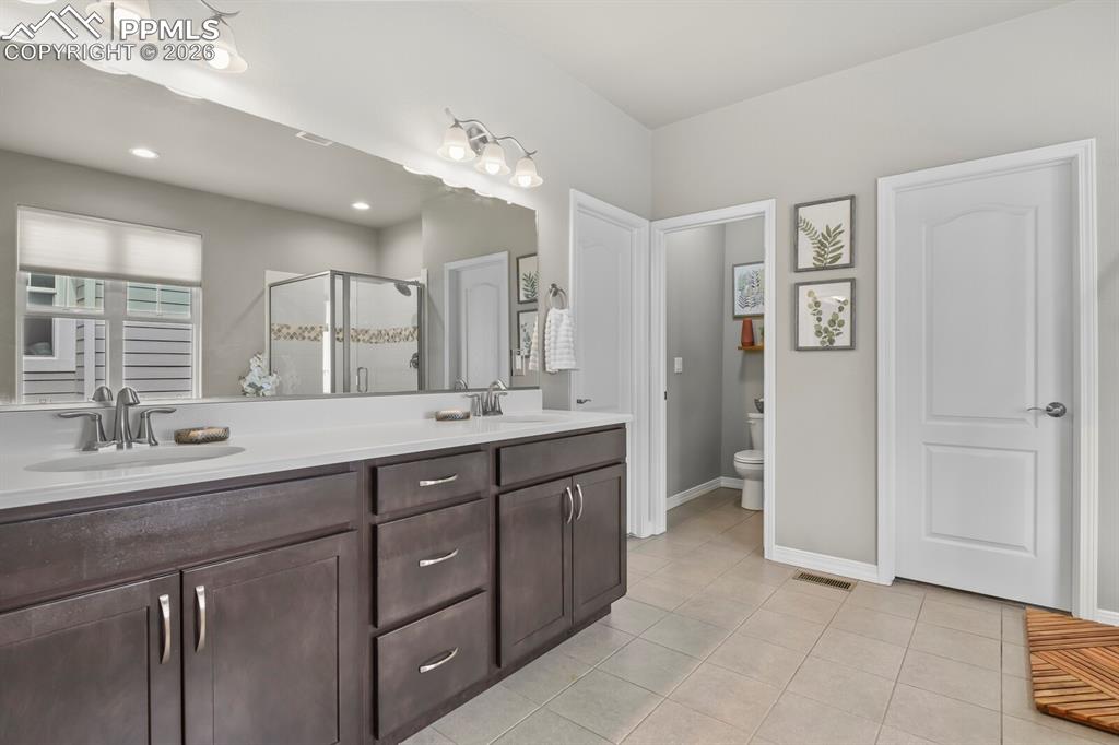 Image 21 of 47: Bathroom