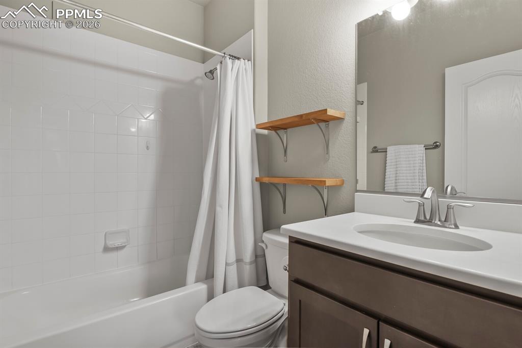 Image 25 of 47: Bathroom