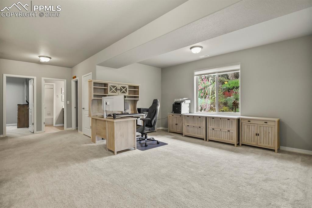 Image 33 of 47: Office