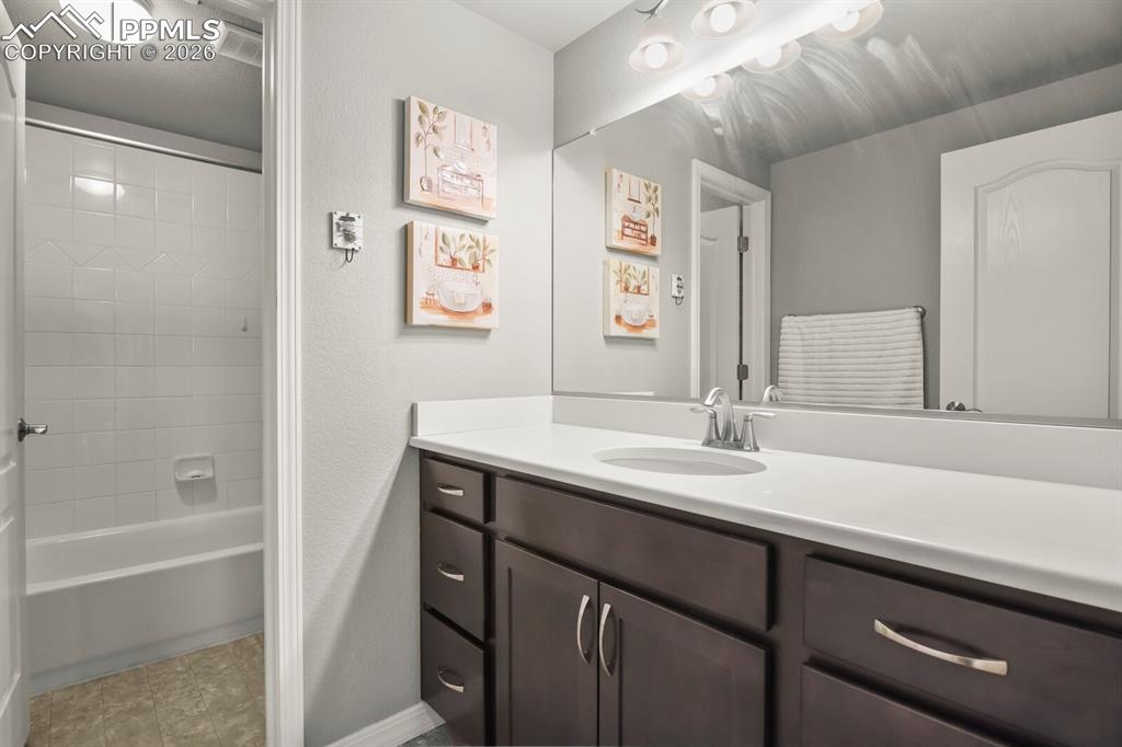 Image 37 of 47: Bathroom