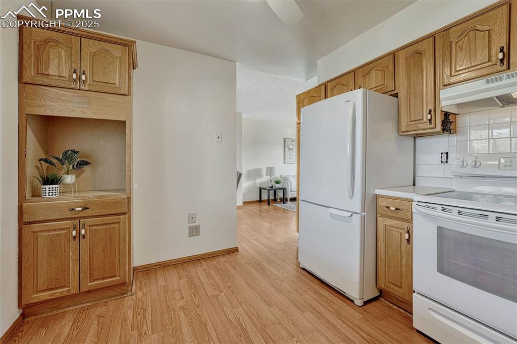 Image 10 of 27: Kitchen